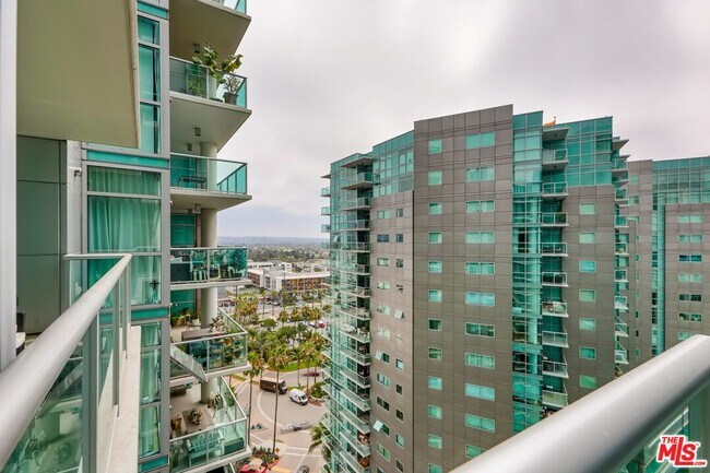 Building Photo - 13700 Marina Pointe Dr