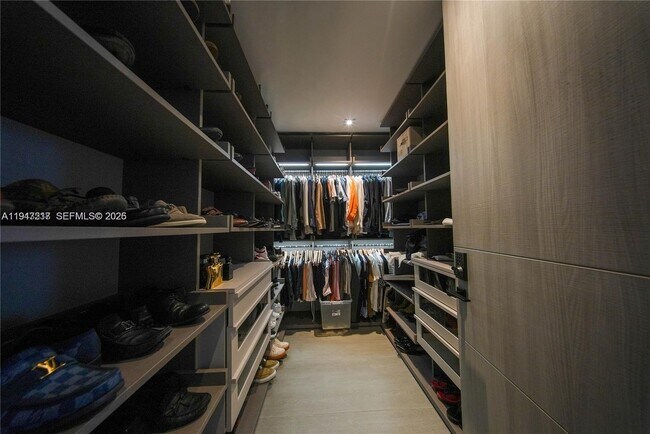 Building Photo - 7520 W Treasure Dr