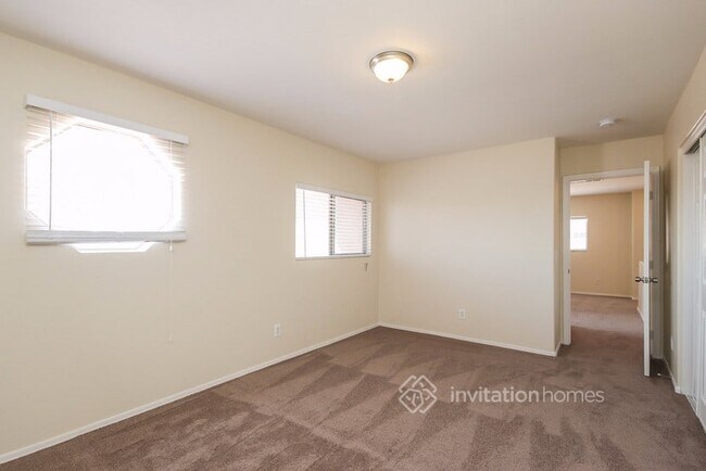 Building Photo - 2322 E Spruce Dr