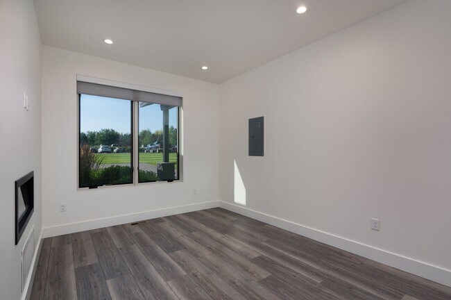 Building Photo - 75 Highnoon Way