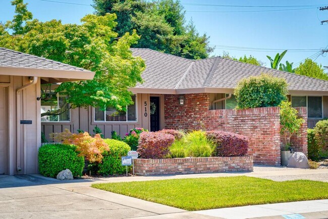 Building Photo - Stunning home located is sought after Northgate!