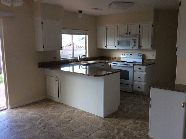 Building Photo - Charming 4 bedroom!