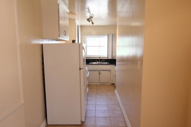 Building Photo - 1 bedroom in Los Angeles CA 90028