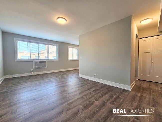 Building Photo - 530 W Surf St