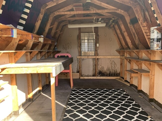 Building Photo - Charming 3-Bedroom, 1-Bathroom Single-Fami...