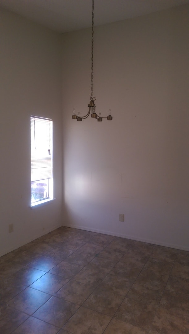 Building Photo - 3 bed 2 bath duplex for rent near I-240 and Western, close to everything!