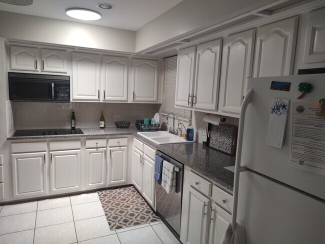 Building Photo - 997 Spinnaker Ct