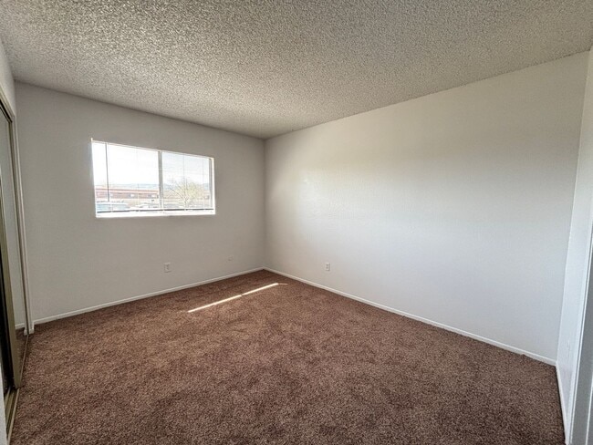 Building Photo - East Palmdale Townhouse