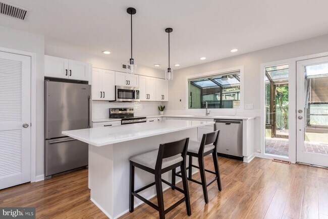 Building Photo - 7 Belaire Way