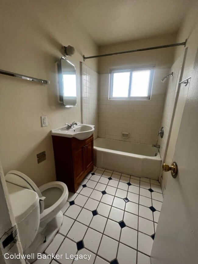 Building Photo - 3 br, 1 bath House - 222 Girard Blvd NE