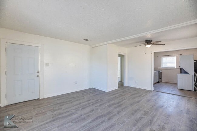 Building Photo - 2 bed 1 bath, New kitchen, new windows!