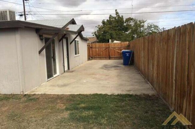 Building Photo - Oildale Home