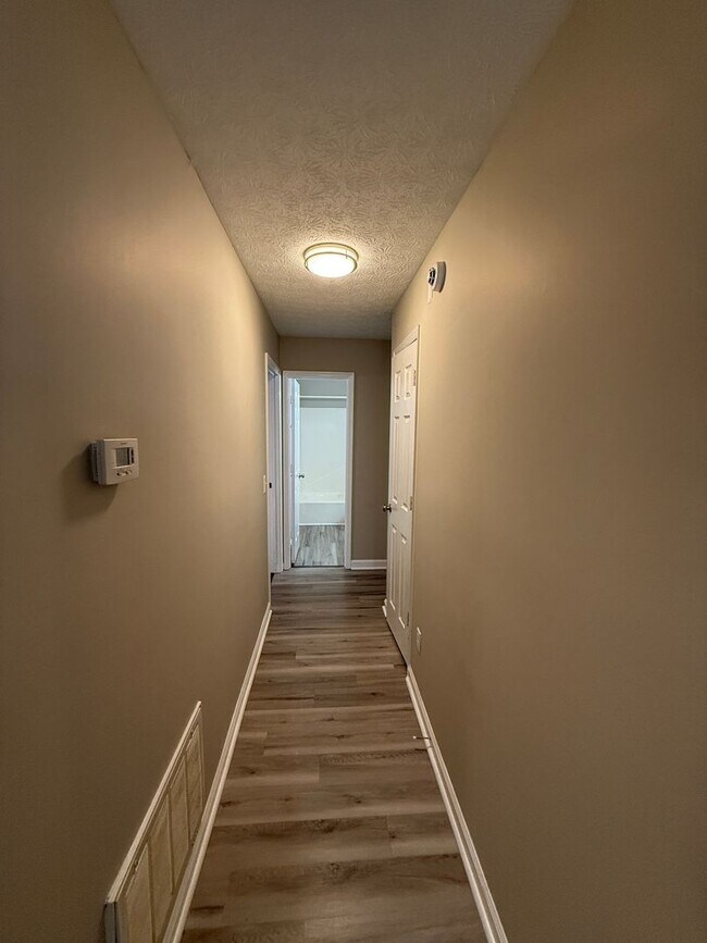 Building Photo - 115 Vintage Ct