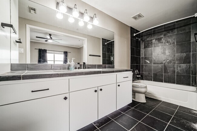 Building Photo - 17 Waugh Dr