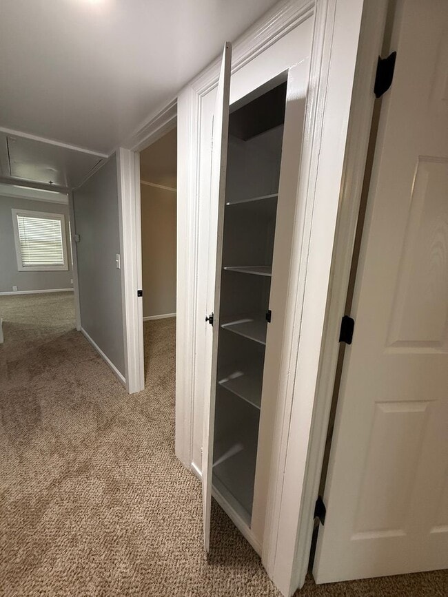 Building Photo - Newly Renovated 3 Bedroom 2 Bath w/ Flex Room Located in a Sought-after Neighborhood!