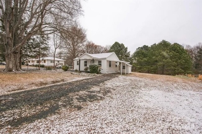 Building Photo - Welcome to this Beautiful Newly Renovated ...