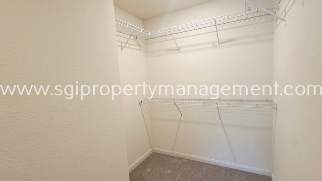 Building Photo - 942 Primrose Dr