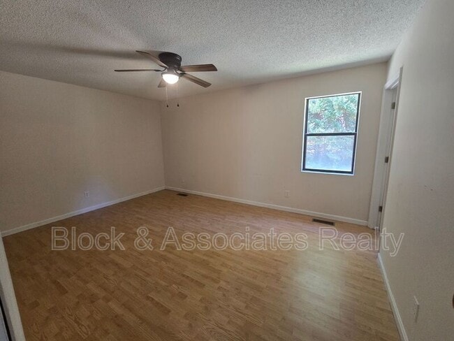 Building Photo - 3945 Woodcrest St