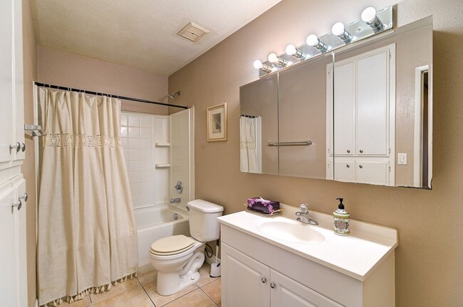 Building Photo - 1440 E Vegas Valley Dr