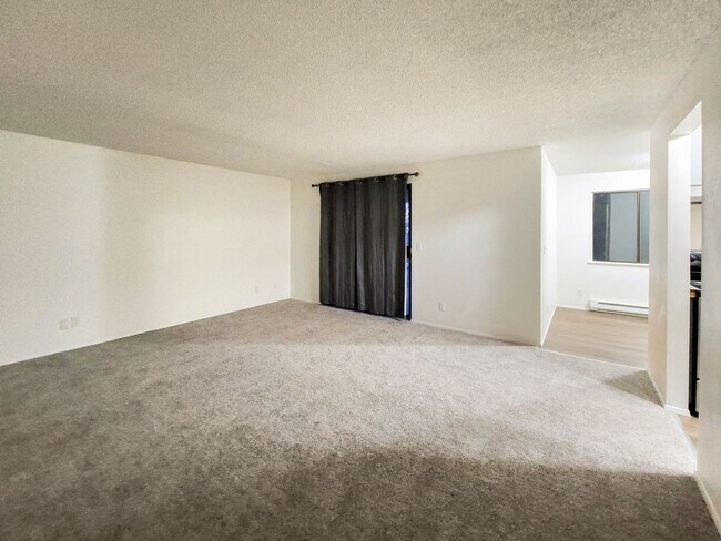 Building Photo - 2 Bedroom - Exactly what you're looking for!