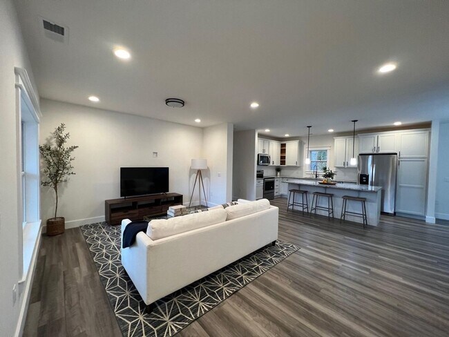 Building Photo - FURNISHED - 12-Month Lease - Farmhouse-Sty...