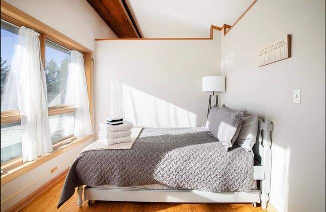 Building Photo - Beautiful, secluded 3 bedroom home for rent