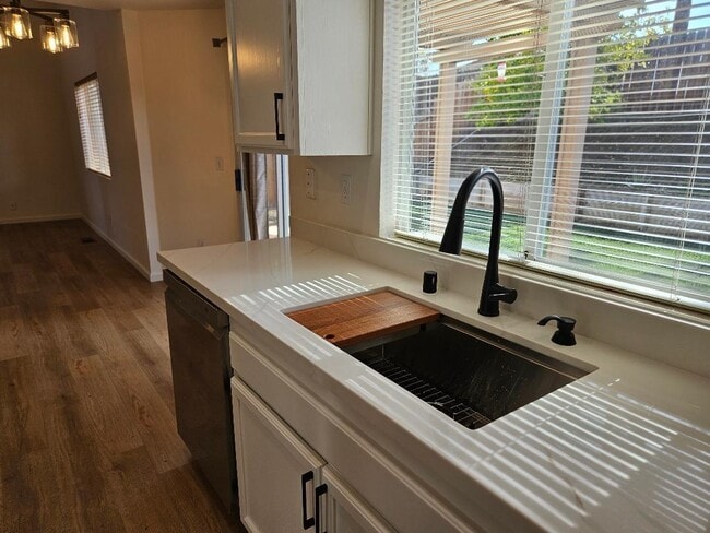 Building Photo - 2112 Carpinteria Dr