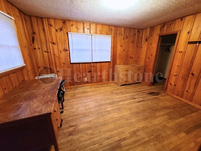 Building Photo - 1017 W 14th Ln