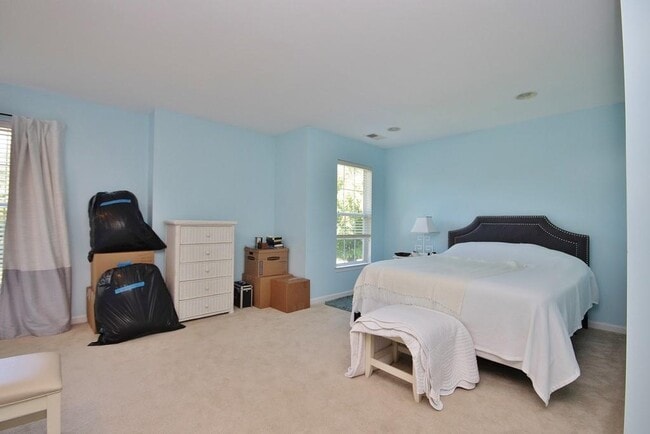 Building Photo - 836 Huntington Dr