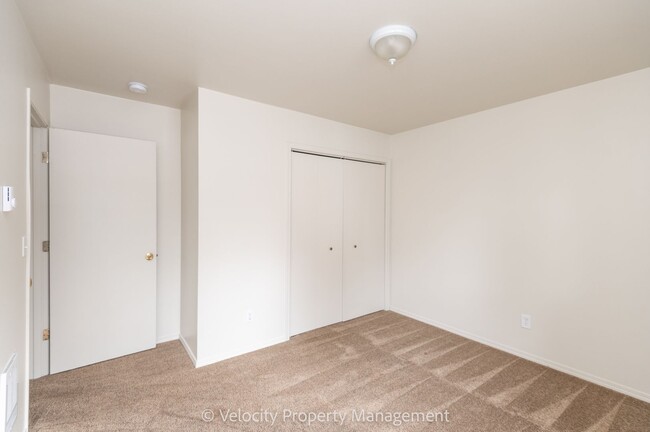 Building Photo - Bright and spacious 2 bedroom home!