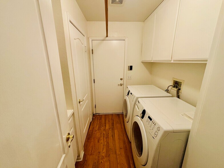 Building Photo - 3108 Tourmaline Ln