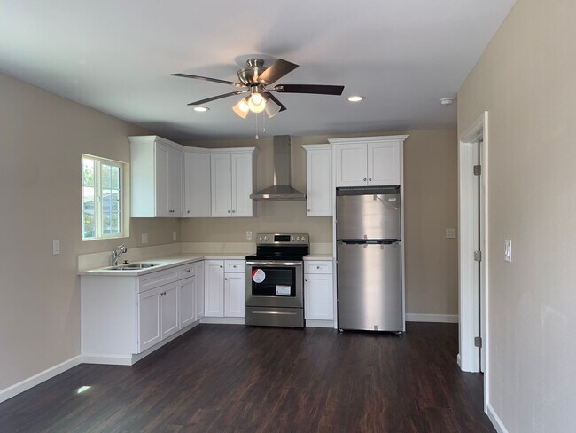 Building Photo - Super-Spacious-Super cute 1+1  ADU Apartme...