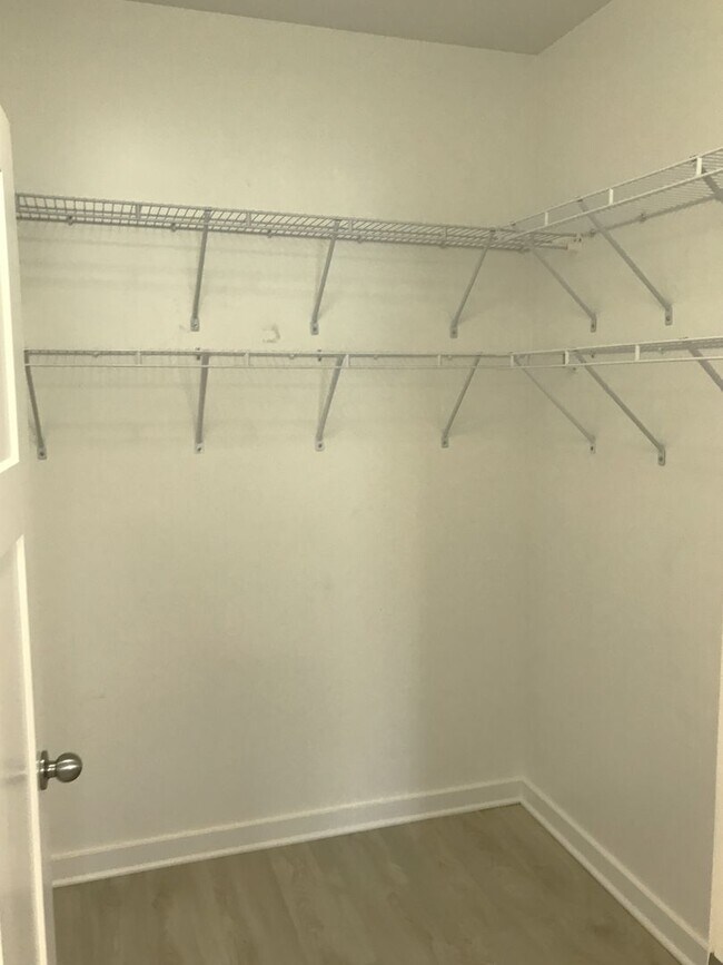 Building Photo - Charming ground-level 1 bed / 1 bath condo...