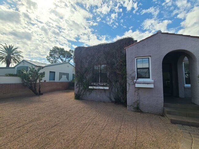 Building Photo - **Available NOW**
