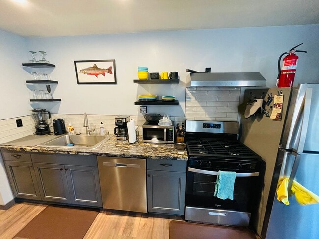Building Photo - Fully Furnished 1 bed 1 bath unit available for short term rental - 30 day minimum