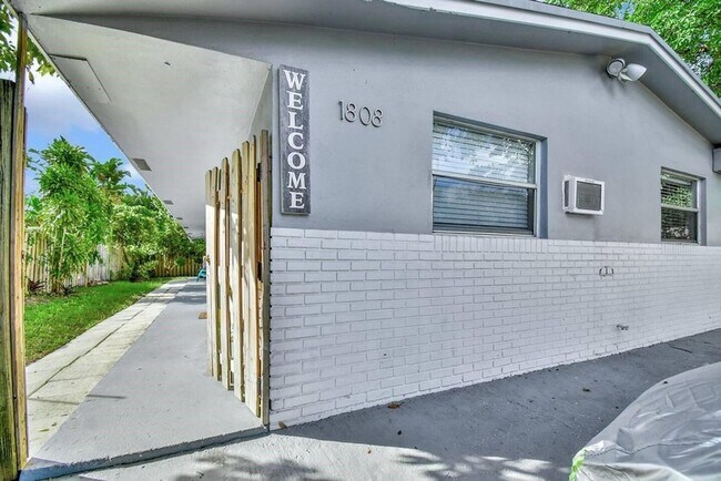 Building Photo - 1808 SW 20th St
