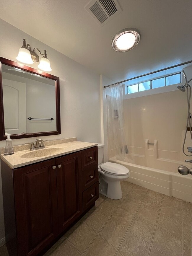 Building Photo - Pet friendly 2+1 w/private yard + in-unit laundry!