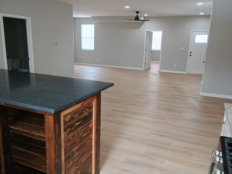 Building Photo - 1618 N Rural St