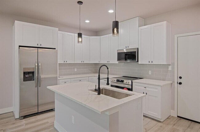 Building Photo - 12310 Glenview Dr