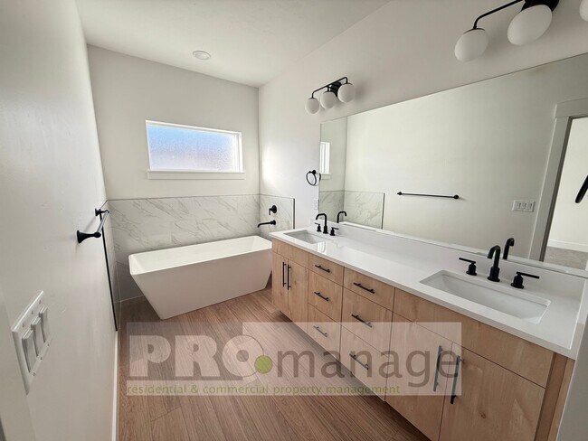 Building Photo - Gorgeous *NEW* Townhouse on the west side