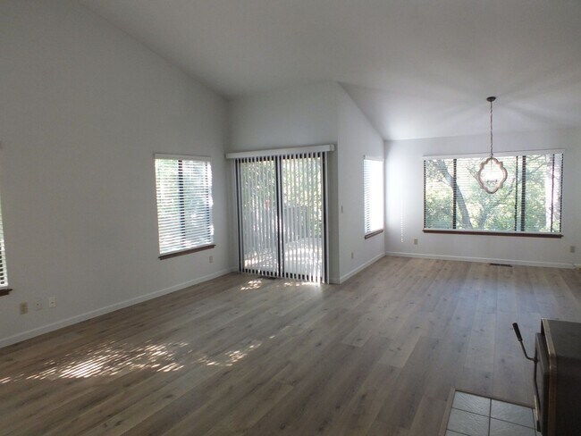 Building Photo - Cameron Park 2/2 1600 sf hidden gem!