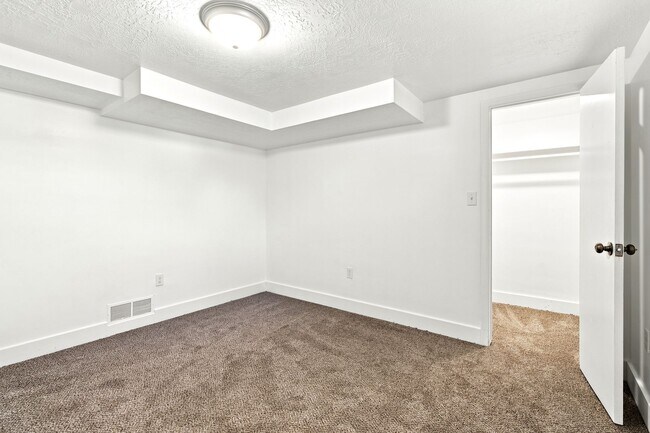 Building Photo - Newly Remodeled 4 Bedroom Home in Roy!