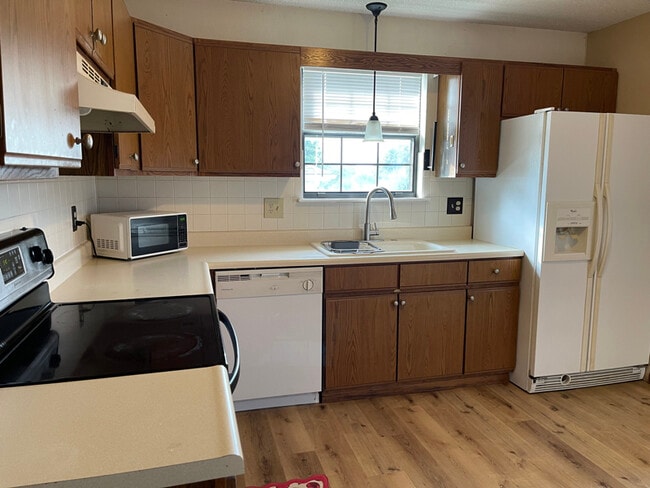 Building Photo - 8212 Spring Valley Rd