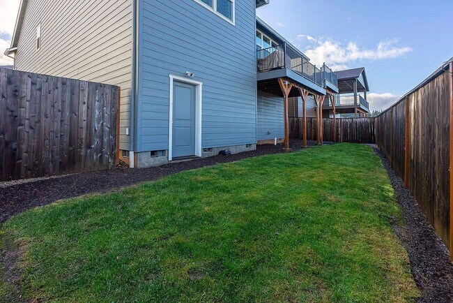 Building Photo - Modern 4BD/3BA Rental with Garage & Fenced Yard – Available Now