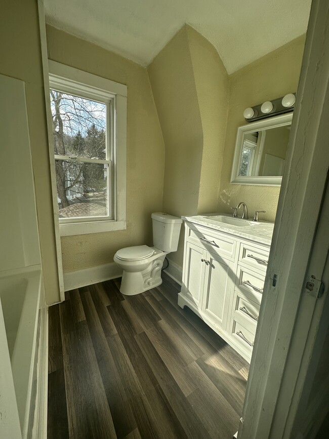 Upstairs Bath - 1043 Wade St