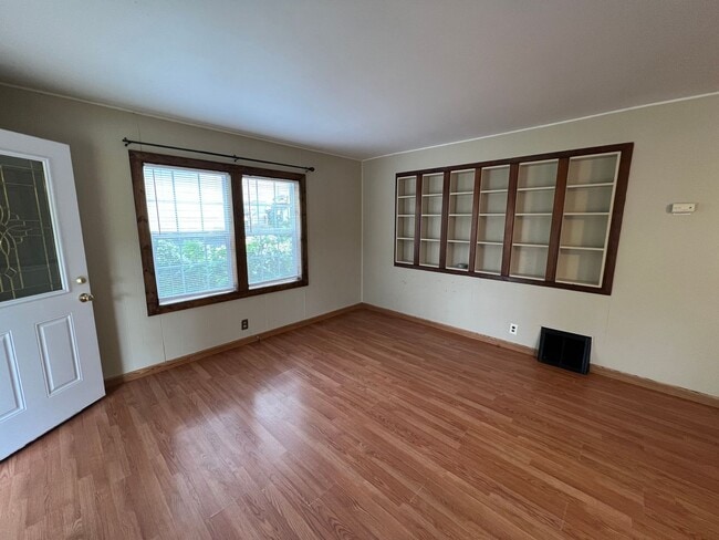 Building Photo - Available Mid-May 4 Bedroom / 1.5 Bathroom for Rent