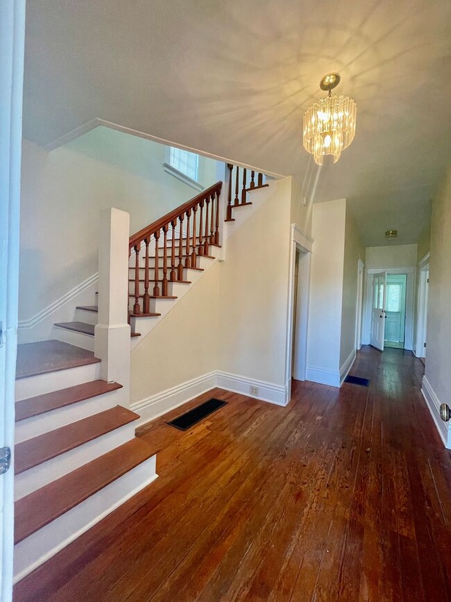 Building Photo - Spacious 3 Bed/2 Bath Home Minutes from Do...