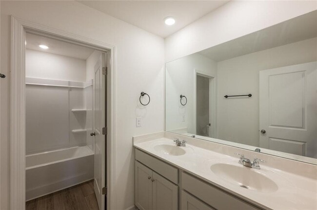 Building Photo - 895 Gelderland Dr