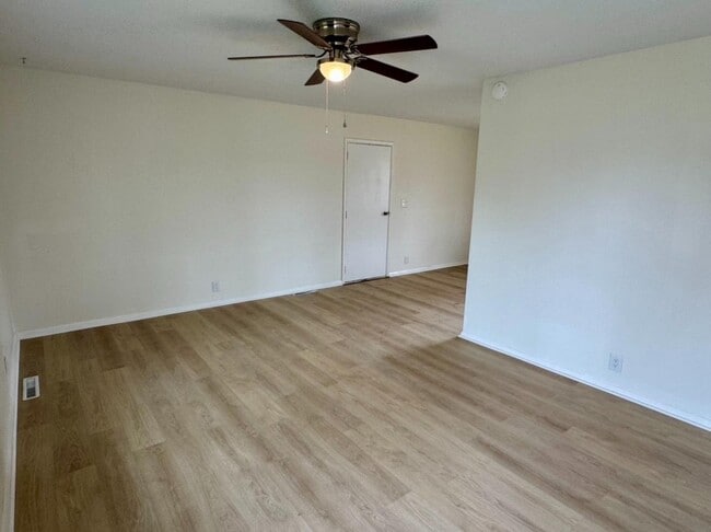 Building Photo - 910 Skyline Dr