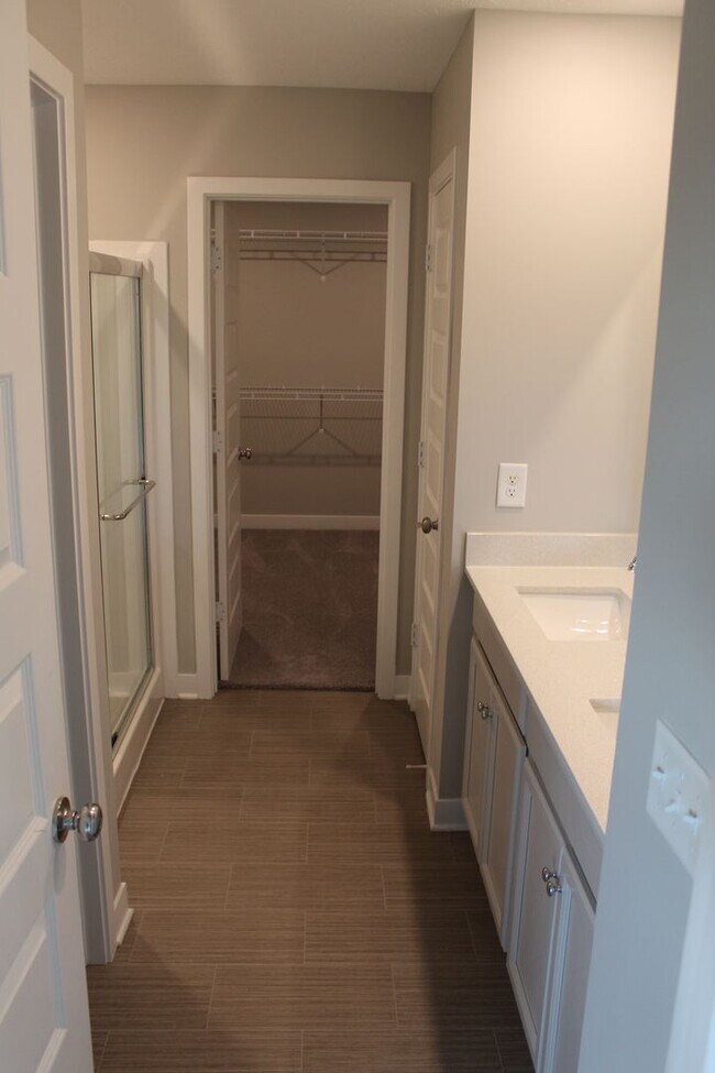 Building Photo - Spacious Move In Ready 5 BR in Avon!